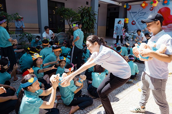 Hình ảnh minh họa một nhóm người đang ngồi vòng tròn trong buổi trị liệu, thể hiện sự hỗ trợ cộng đồng