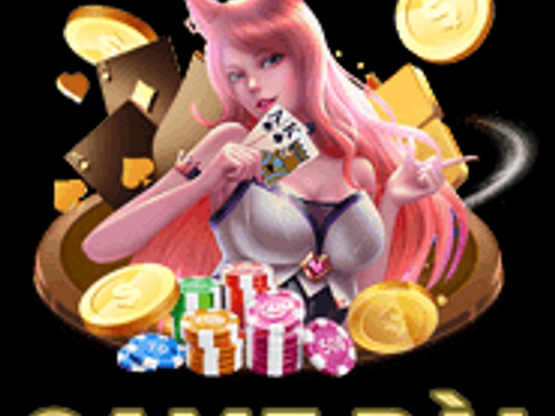 Người chơi đang phân tích chiến thuật game bài
