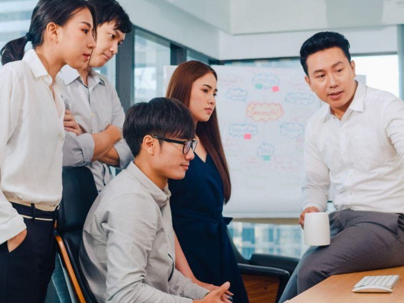 Hình ảnh minh họa người đang suy nghĩ về cờ bạc, thể hiện sự lo lắng và không kiểm soát được